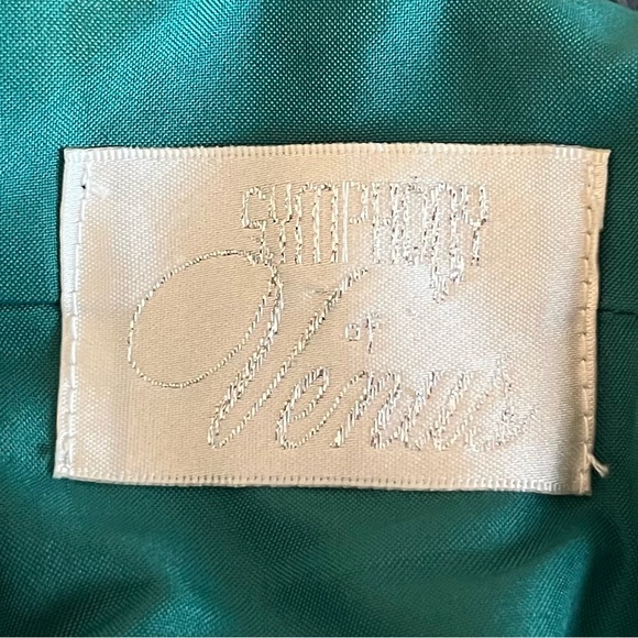 Green formal gown 60” long with ruched skirt. Size 10 but fits like a size 6. - Picture 4 of 6